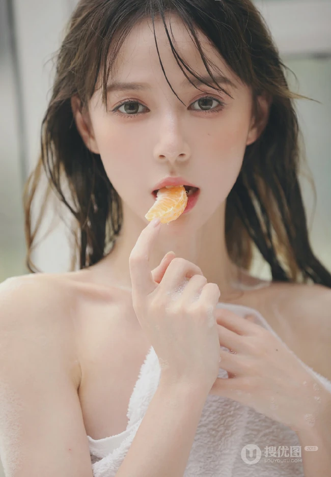 骨感苗条瘦瘦的长发少女小碎花肩带衣短裤清新室内写真图集