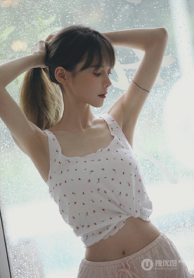 骨感苗条瘦瘦的长发少女小碎花肩带衣短裤清新室内写真图集