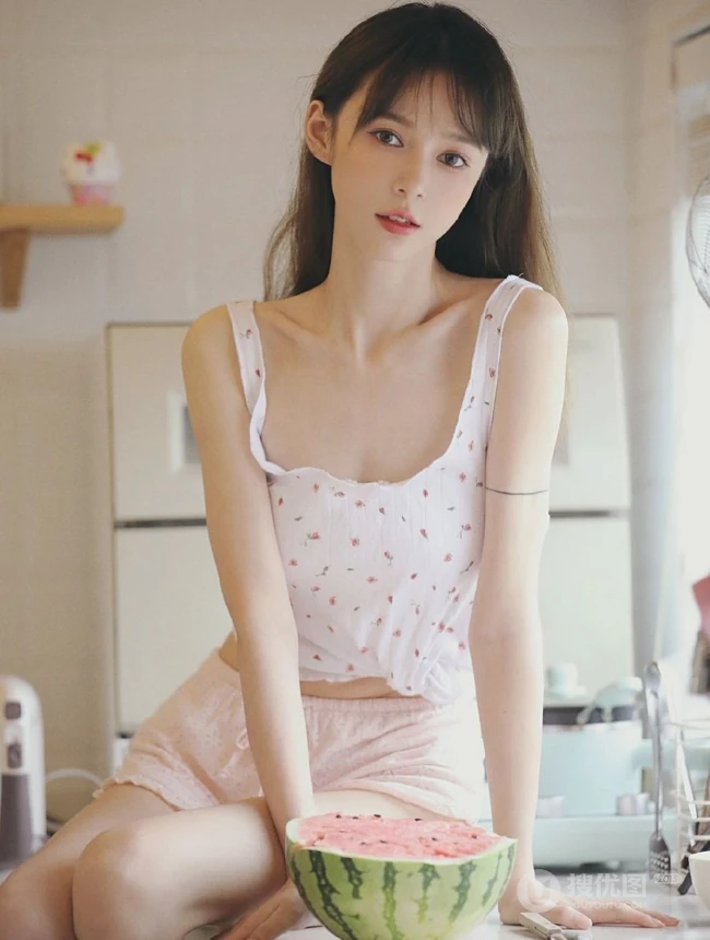 骨感苗条瘦瘦的长发少女小碎花肩带衣短裤清新室内写真图集