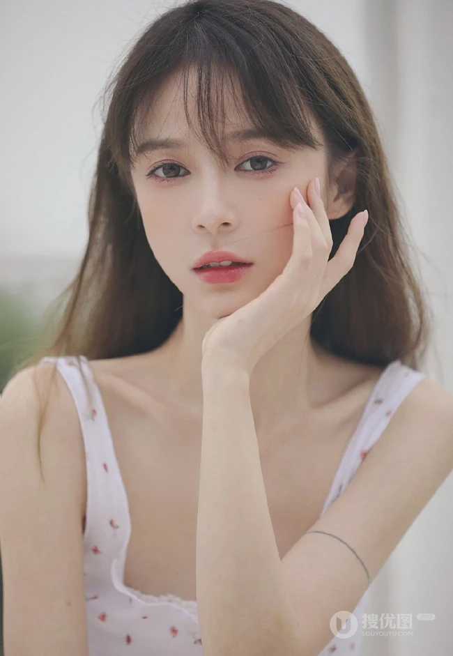 骨感苗条瘦瘦的长发少女小碎花肩带衣短裤清新室内写真图集