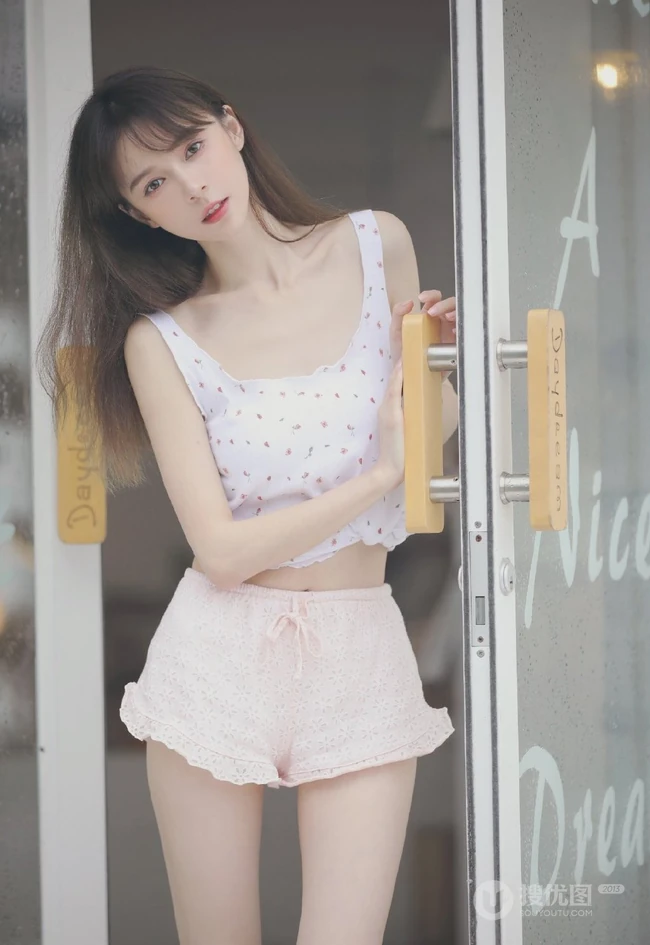 骨感苗条瘦瘦的长发少女小碎花肩带衣短裤清新室内写真图集