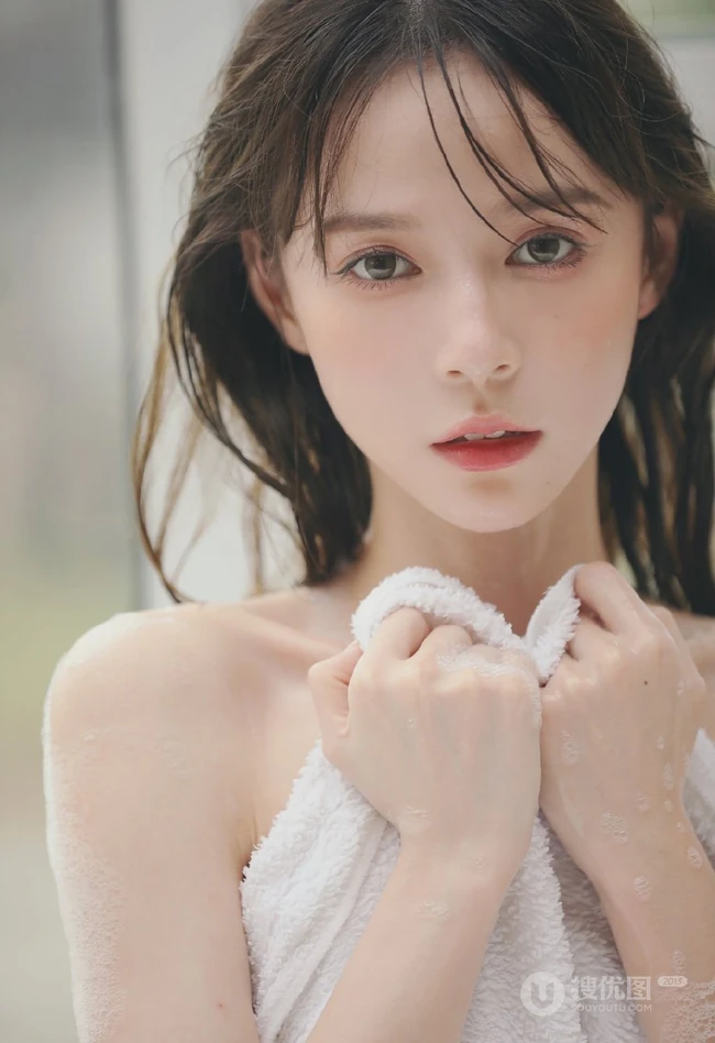 骨感苗条瘦瘦的长发少女小碎花肩带衣短裤清新室内写真图集