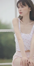 骨感苗条瘦瘦的长发少女小碎花肩带衣短裤清新室内写真图集
