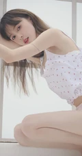 骨感苗条瘦瘦的长发少女小碎花肩带衣短裤清新室内写真图集