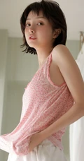 酷似郑爽的甜美可人短发少女小碎花背心短裤气质写真图片集