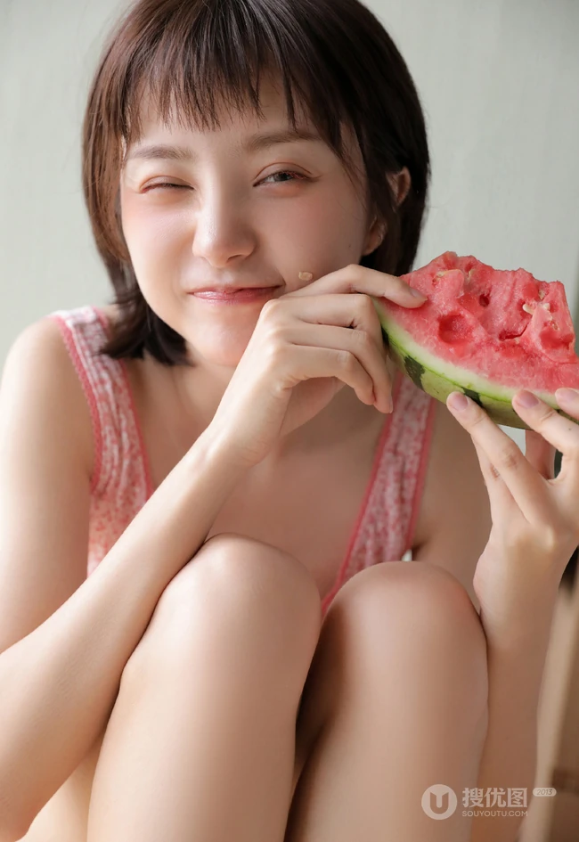 酷似郑爽的甜美可人短发少女小碎花背心短裤气质写真图片集