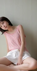 酷似郑爽的甜美可人短发少女小碎花背心短裤气质写真图片集
