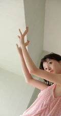 酷似郑爽的甜美可人短发少女小碎花背心短裤气质写真图片集