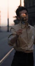 曾舜晞Joseph微博晒最新街拍写真，手拿带火玫瑰复古帅气