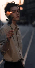 曾舜晞Joseph微博晒最新街拍写真，手拿带火玫瑰复古帅气