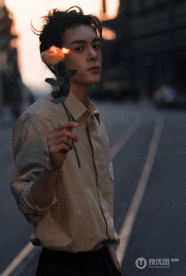 曾舜晞Joseph微博晒最新街拍写真，手拿带火玫瑰复古帅气
