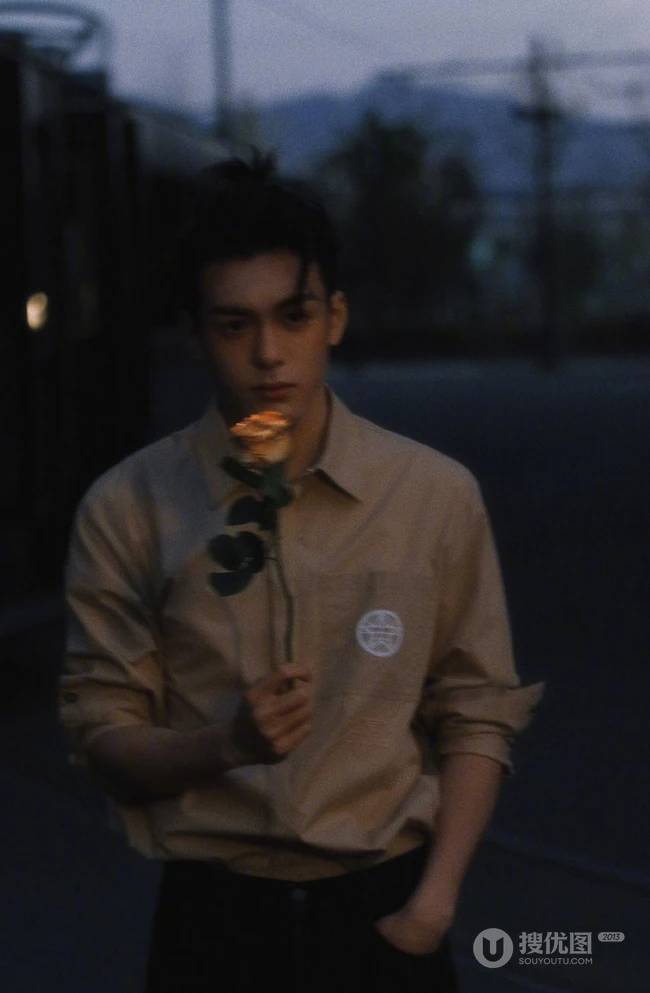 曾舜晞Joseph微博晒最新街拍写真，手拿带火玫瑰复古帅气