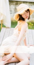 湿润的风，清透少女，玩莲蓬头的娇羞苗条肩带裙美背清透少女清新户外图集