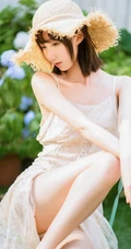湿润的风，清透少女，玩莲蓬头的娇羞苗条肩带裙美背清透少女清新户外图集