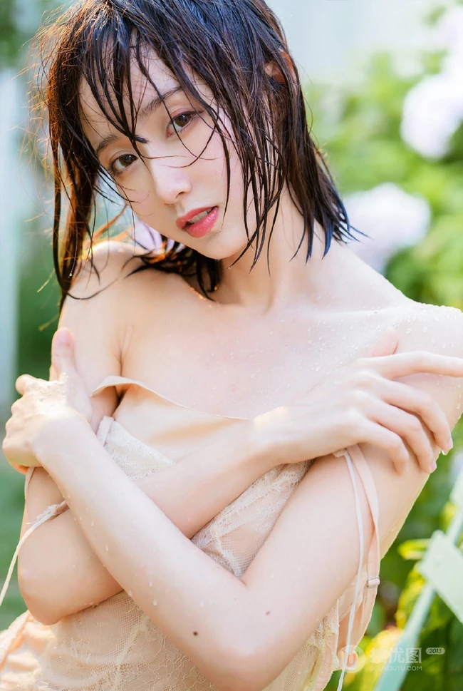 湿润的风，清透少女，玩莲蓬头的娇羞苗条肩带裙美背清透少女清新户外图集
