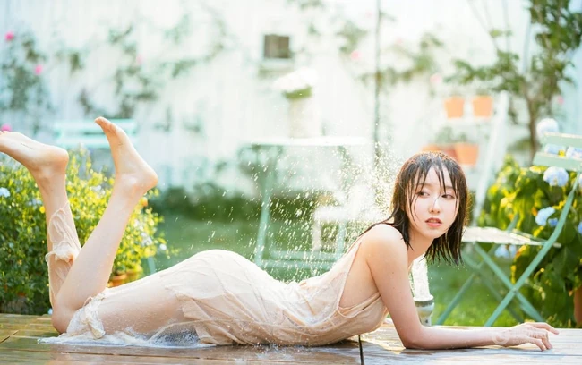 湿润的风，清透少女，玩莲蓬头的娇羞苗条肩带裙美背清透少女清新户外图集