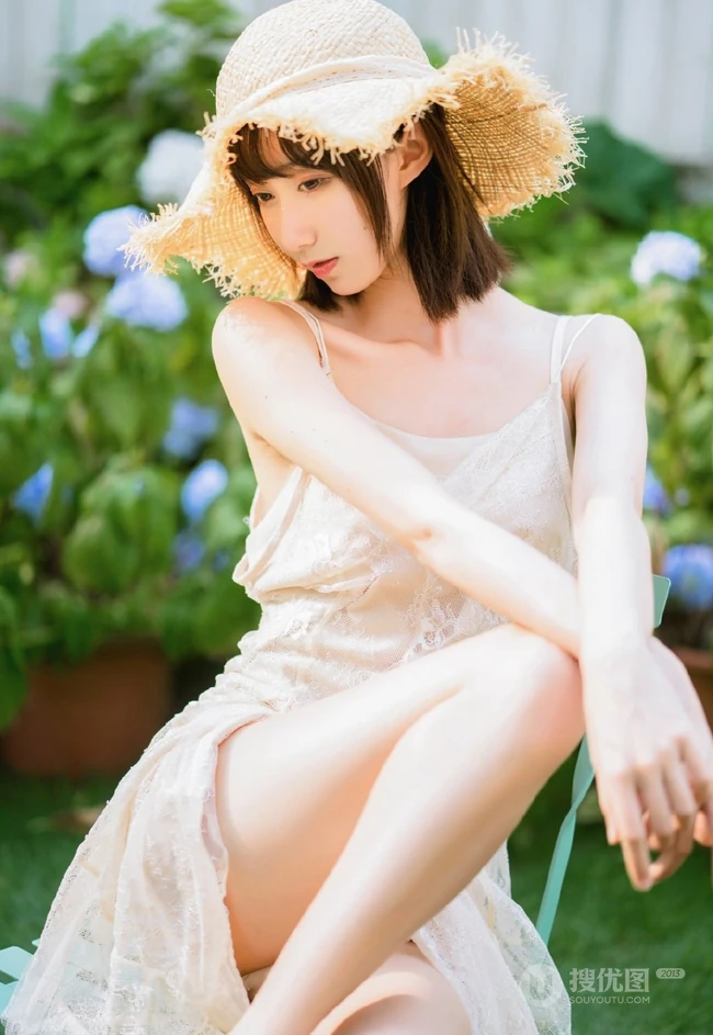 湿润的风，清透少女，玩莲蓬头的娇羞苗条肩带裙美背清透少女清新户外图集