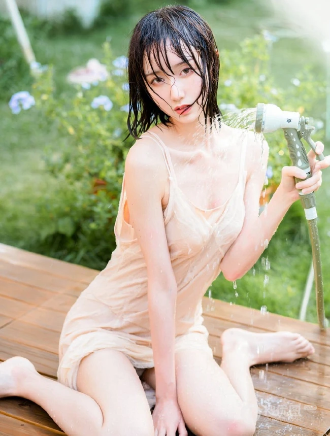 湿润的风，清透少女，玩莲蓬头的娇羞苗条肩带裙美背清透少女清新户外图集