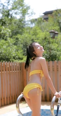 阳光明媚，泳池边玩花洒的娇小泳装小辣椒女生可爱摄影写真图集