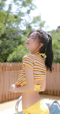 阳光明媚，泳池边玩花洒的娇小泳装小辣椒女生可爱摄影写真图集