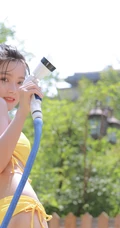 阳光明媚，泳池边玩花洒的娇小泳装小辣椒女生可爱摄影写真图集