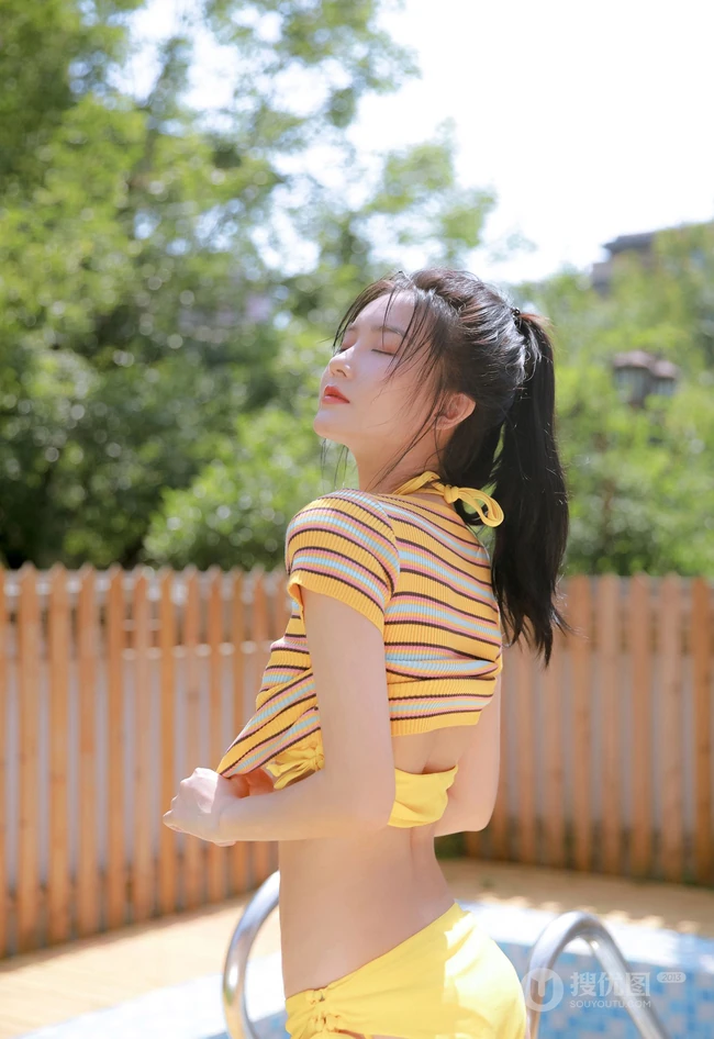 阳光明媚，泳池边玩花洒的娇小泳装小辣椒女生可爱摄影写真图集