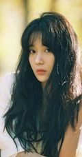安泳畅唯美深秋与路边树木，落叶街拍写真美照