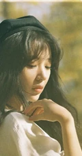 安泳畅唯美深秋与路边树木，落叶街拍写真美照