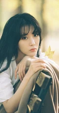 安泳畅唯美深秋与路边树木，落叶街拍写真美照
