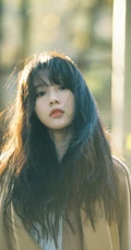 安泳畅唯美深秋与路边树木，落叶街拍写真美照