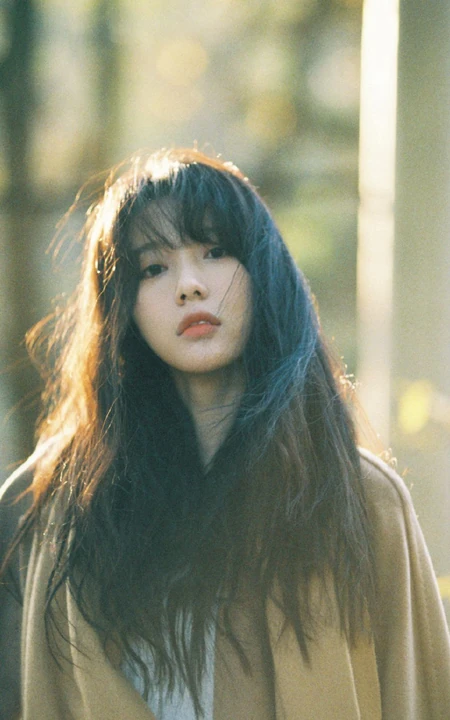 安泳畅唯美深秋与路边树木，落叶街拍写真美照