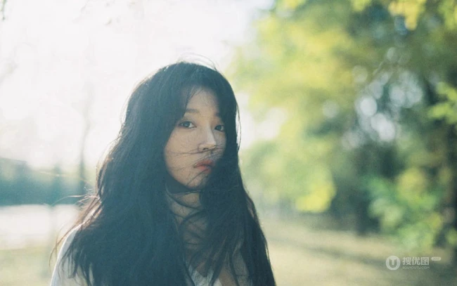 安泳畅唯美深秋与路边树木，落叶街拍写真美照