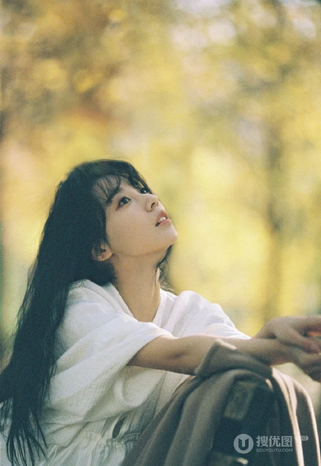 安泳畅唯美深秋与路边树木，落叶街拍写真美照