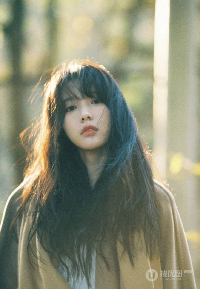 安泳畅唯美深秋与路边树木，落叶街拍写真美照