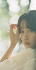 安泳畅唯美深秋与路边树木，落叶街拍写真美照
