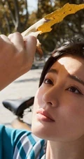 乔欣落叶纷飞的深秋室外写真美照，诠释不同服饰魅力！