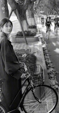 乔欣落叶纷飞的深秋室外写真美照，诠释不同服饰魅力！