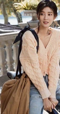 乔欣落叶纷飞的深秋室外写真美照，诠释不同服饰魅力！