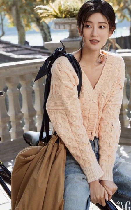 乔欣落叶纷飞的深秋室外写真美照，诠释不同服饰魅力！
