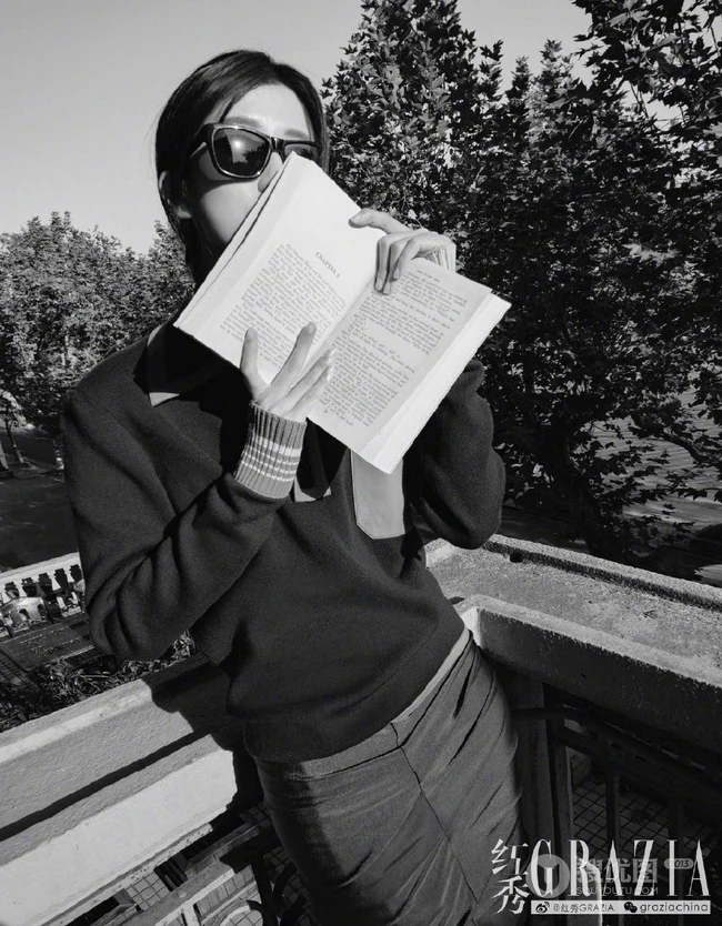 乔欣落叶纷飞的深秋室外写真美照，诠释不同服饰魅力！