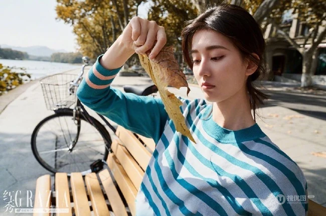 乔欣落叶纷飞的深秋室外写真美照，诠释不同服饰魅力！