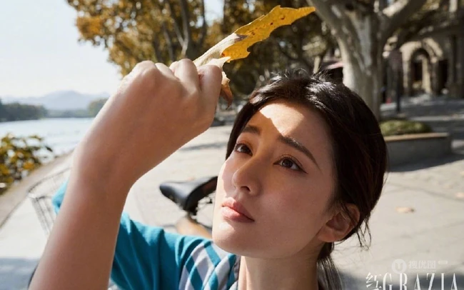 乔欣落叶纷飞的深秋室外写真美照，诠释不同服饰魅力！