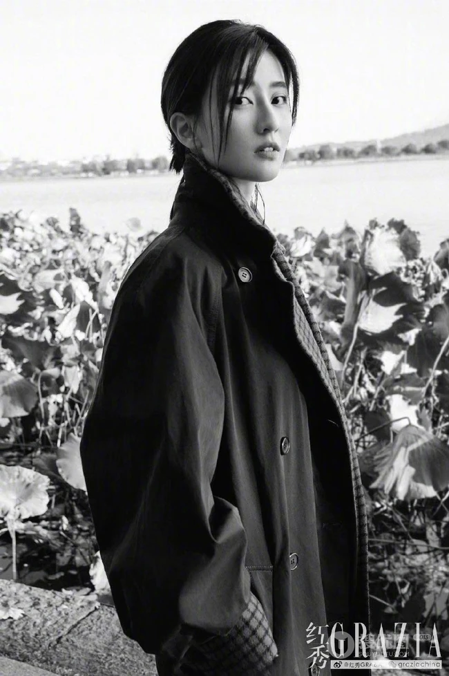 乔欣落叶纷飞的深秋室外写真美照，诠释不同服饰魅力！