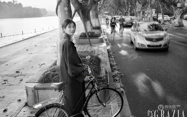 乔欣落叶纷飞的深秋室外写真美照，诠释不同服饰魅力！