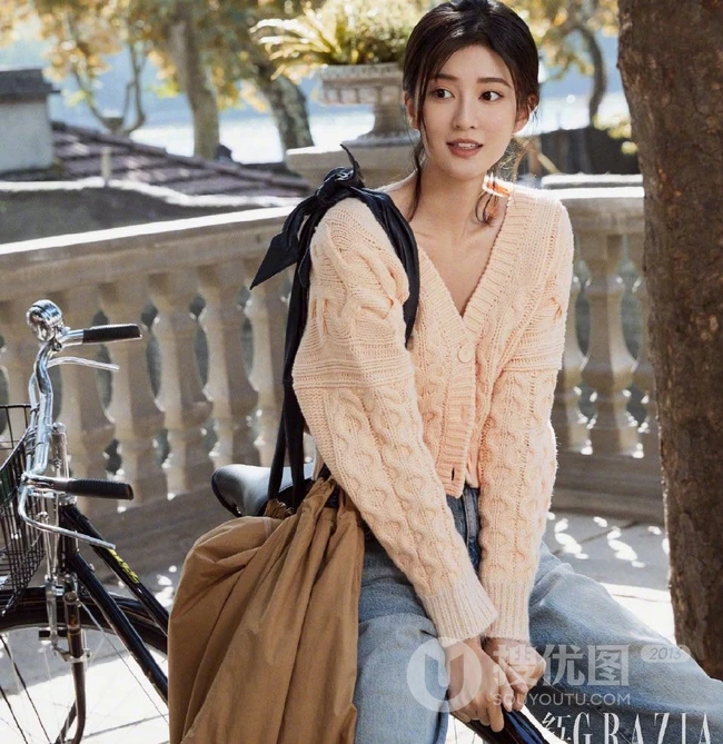 乔欣落叶纷飞的深秋室外写真美照，诠释不同服饰魅力！