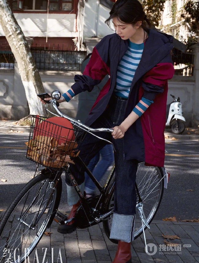 乔欣落叶纷飞的深秋室外写真美照，诠释不同服饰魅力！