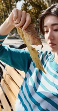 乔欣落叶纷飞的深秋室外写真美照，诠释不同服饰魅力！