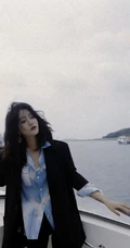 王梓薇黑衣衬衫紧身裤海上游艇吹风写真图片