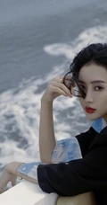 王梓薇黑衣衬衫紧身裤海上游艇吹风写真图片