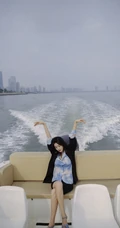 王梓薇黑衣衬衫紧身裤海上游艇吹风写真图片